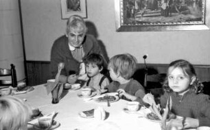 Lörrach: Gruppe Berliner Kinder am Tisch