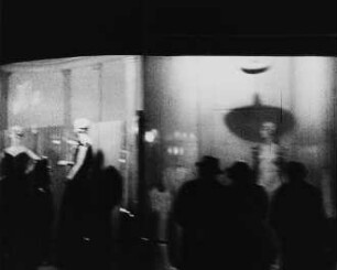 Schaufenster (Szene aus dem Dokumentarfilm "Elbestadt bei Nacht")