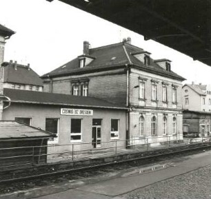 Coswig. Bahnhof (1890/1899). Empfangsgebäude, Gleisseite von Südosten
