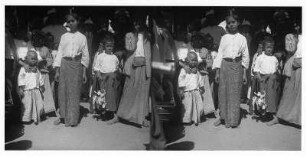 Rangun (Birma). Gruppenbildnis mit einheimischen Frauen und Kindern sowie Touristen