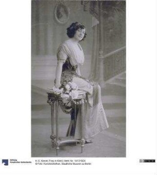 Frau in Kleid