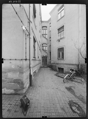 Dresden-Striesen, Altenberger Straße 25. Wohnhaus mit Läden (Parsifalapotheke, um 1900). Hofansicht