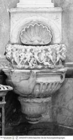 Weihwasserbecken mit Relief mit spielenden Putten