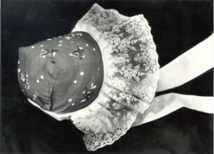 Haube aus Weißkeißel : Kleidung - Truhentracht. Ort: Wuskidź / Weißkeißel. Haube der Muskauer Tracht