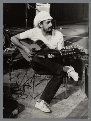Egberto Gismonti : Portrait des Gitarristen Egberto Gismonti im Duo mit Vasconcelos bei der Jazzbühne Berlin