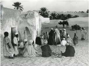 Einwohner von Taibet : Einwohner der Stadt Taibet in der algerischen Souf-Region bei Abenddämmerung.