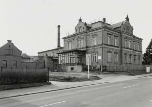 Neugersdorf, Wohnhaus mit Fabrikgebäude : Neugersdorf. Wohnhaus mit Fabrikgebäude (um 1880), Druckerei, Hauptstraße 65. Straßenansicht