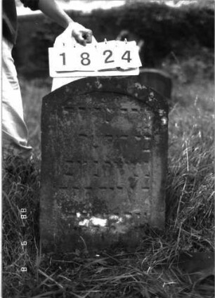 Grabstein 1824 (Index: 100096479) Maße HxBxT: 72x50x7 cm Besonderheit: Kindergrab: Grabstein 1824