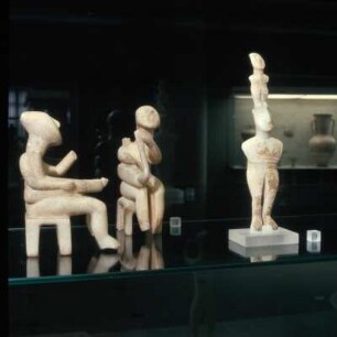 Karlsruhe, Badisches Landesmuseum, Nr. 255: Harfenspieler, Thera. Frühkykladisch III. Frühe Spedos-Art, Marmor, Höhe 16,5cm. 254: Thera, Frühkykladisch I-II. Marmor, Höhe 15,6 cm