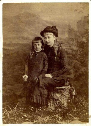 Bildnis von Auguste Victoria (1858-1921), Deutsche Kaiserin und Feodora (1874-1910), Prinzessin von Schleswig-Holstein-Sonderburg-Augustenburg