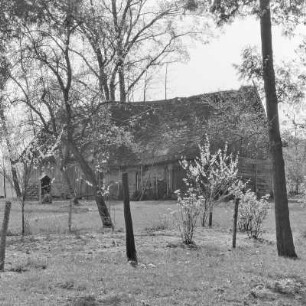 Strohgedecktes Blockhaus des Gehöftes Löwa in Burg-Kauper. : Ze słomu skryte kładźite twar Löwec statoka w Kupaŕskich Bórkowach.