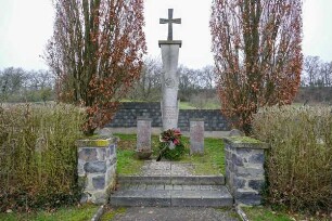 Gefallenendenkmal; Hungen, Kreuzäcker