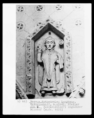 Zwickelrelief mit Darstellung eines Bischofs