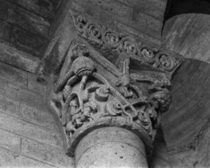 Romanische Kapitelle im Inneren — Kapitell 44: Ranken, Masken und Reiter