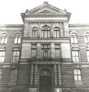 Reichenbach (Vogtland), Heinrich-Heine-Straße 12. Amtsgericht (um 1890). Mittelrisalit mit Hauptportal