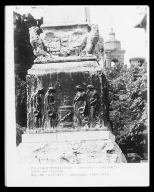 Denkmal mit Opferszene