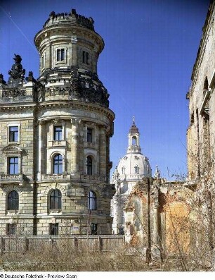 Polizeipräsidium : Nordöstlicher Eckpavillon des Polizeipräsidiums (1895-1900; J. Temper). Blick aus der Ruine des Kurländer Palais gegen die Frauenkirche