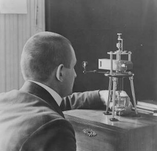 Prüfen kleiner Linsen mittels Sphärometer : Technikgeschichte | Technologie | Optische Industrie | Linsen-Schleiferei | Emil Busch AG Rathenow