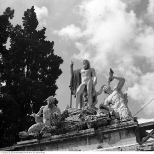 Neptunbrunnen mit Tritonen