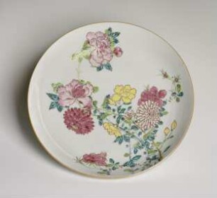 Schale mit Päonien- und Chrysanthemen-Dekor ("famille rose")