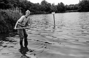 Zühlke, Jörg: Mitarbeiter im Gesundheitsamt mit Probe aus dem Lütjensee zur Überprüfung der Wasserqualität