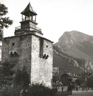 Wraza, Bulgarien. Uhrturm, ehemaliger Wehrturm (15.-18. Jh.). Blick gegen Wraza-Gebirge im westlichen Balkan