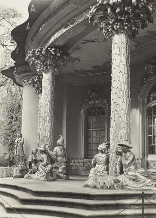 Potsdam, Park Sanssouci. Chinesisches Teehaus (1754-1756; J. G. Büring). NW-Vorhalle mit Statue Kapellmeister, Gruppen teekochender und teetrinkender Chinesen (1755/1756; G. Heymüller) und Palmbäumen (1755/1756; M. Kambly, M. Müller)