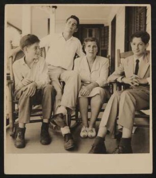 Christiane Zimmer mit ihren drei Söhnen auf der Veranda