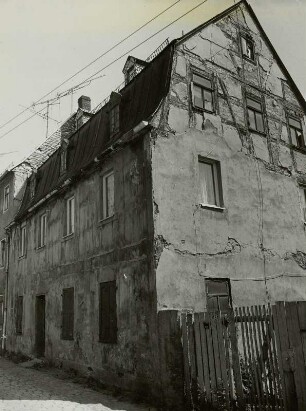 Glauchau, Wohnhaus, Straßenansicht mit Giebelseite