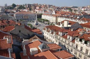 Lissabon - Innenstadtansicht : Lissabon Totalaufnahme des Stadtviertels Rossio mit dem zentralen Platz "Rossio", aufgenommen 2006