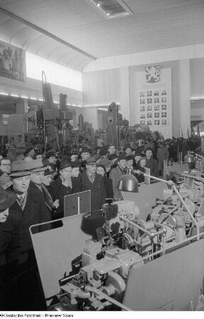 Besucher vor einem Messestand mit Maschinen auf der Ausstellungsfläche der Tschechoslowakei