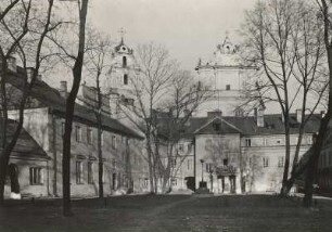 Vilnius. Kirche St. Johannes. Außenansicht (Ostgiebel), Blick über einen Hof