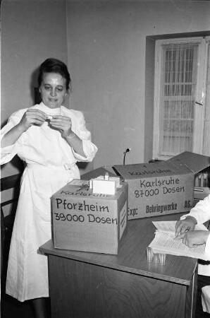Letzte Vorbereitungen beim Staatlichen Gesundheitsamt für die übermorgen beginnende Schluckimpfung gegen Kinderlähmung.