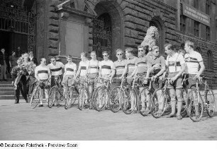 Werner Schiffner (links) mit seinem Team vor dem Neuen Rathaus