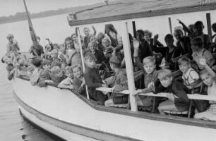 Ferienlager am Teufelssee : Kinder auf einem Schiff