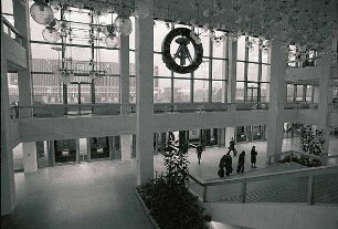 Berlin: Ost; Kulturpalast; Innen; Treppe mit Emblem