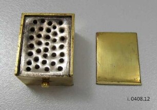 Streusandbüchse mit Schiebedeckel / Patronentasche mit Schatulle, Schubladen, Schreibzeug, Balsambüchse und vier Fläschchen
