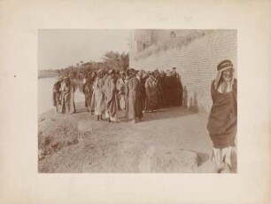 Männer in Babylon : Männer vor einem Gebäude in der Nähe der Ausgrabungsstelle in Babylon. Im Hintergrund der Euphrat.