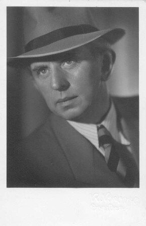 Selbstporträt Reinhard Berger (1890-1976; Fotograf) mit Hut. Fotografie (Weltpostkarte). Dresden, 1945