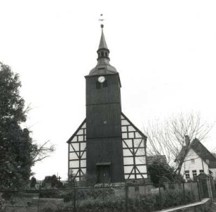 Schlepzig. Dorfkirche (1782). Ansicht von Westen mit Pfarrhaus
