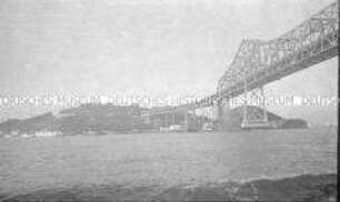 Selbstversenkung des Hochseepassagierdampfers "Columbus" am 19. Dezember 1939, während der Überführung von Besatzungsangehörigen vom Internierungslager auf Ellis Island in das Internierungslager auf Angel Island, Kalifornien, Blick auf eine Brücke