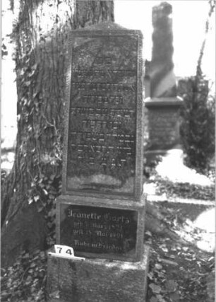 Grabstein 74 (Index: 100081644) Material: Granit Zustand: gut Maße HxBxT: 174x60x26 cm Beschreibung: Obelisk, Doppelsockel Steinmetz: Löffler: Grabstein 74