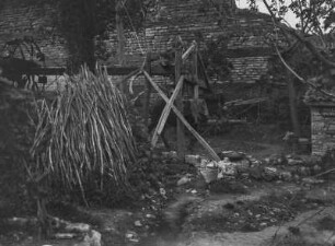 Wasserrad : Blick auf ein Wasserrad und die damit verbundene Konstruktion.