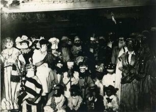 Gruppenbildnis während eines Maskenballs an Bord eines Passagierdampfers, vermutl. Victoria Luise : Bordaufnahmen. Gruppenbildnis während eines Maskenballs an Bord eines Passagierdampfers, vermutl. Victoria Luise