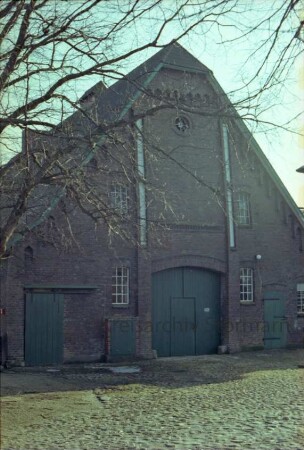 Willinghusen: Hufnerhaus: Giebelseite Wirtschaftstrakt: mit Scheunentor: vorne gepflasterter Hof