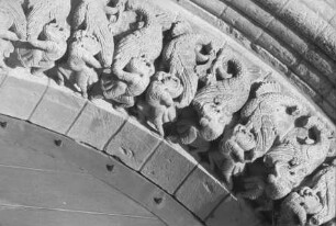 Westportal, Archivolte mit Vögeln, die Menschen in den Krallen halten
