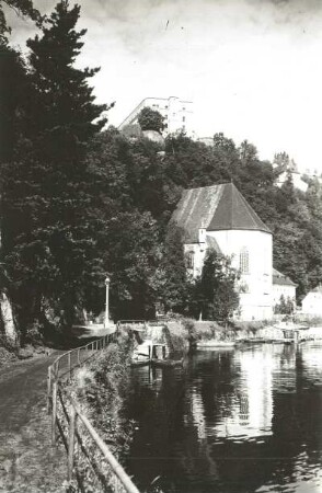 Passau, Salvatorkirche : Passau. Blick vom rechten Ilzufer flussaufwärts gegen St. Salvator und Feste Oberhaus