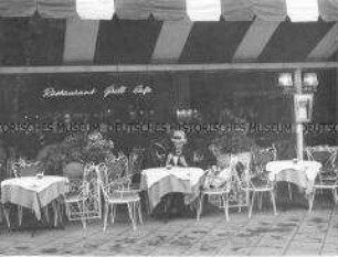 Eis essende Frau auf der Terrasse eines Cafés