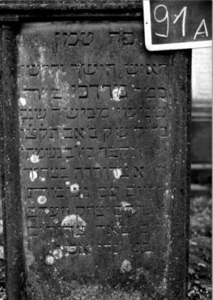 Grabstein 91 (Index: 100111189) Material: Sandstein Zustand: Rückseite abgeblättert Maße HxBxT: 140x64x14 cm Beschreibung: ädikulaartige Stele mit Halbsäulen, giebelartiger Abschluß mit Verdachung: Grabstein 91A