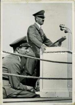 Adolf Hitler spricht beim Erntedankfest 1937